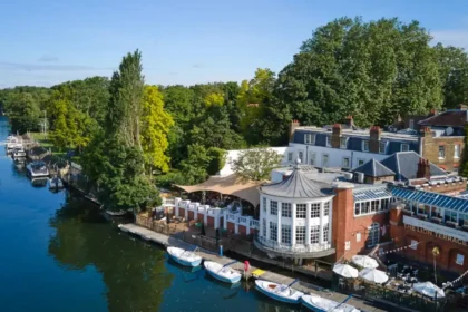 Best Cafes and Work-Friendly Spots in Bromley for Digital Nomads and Tourists