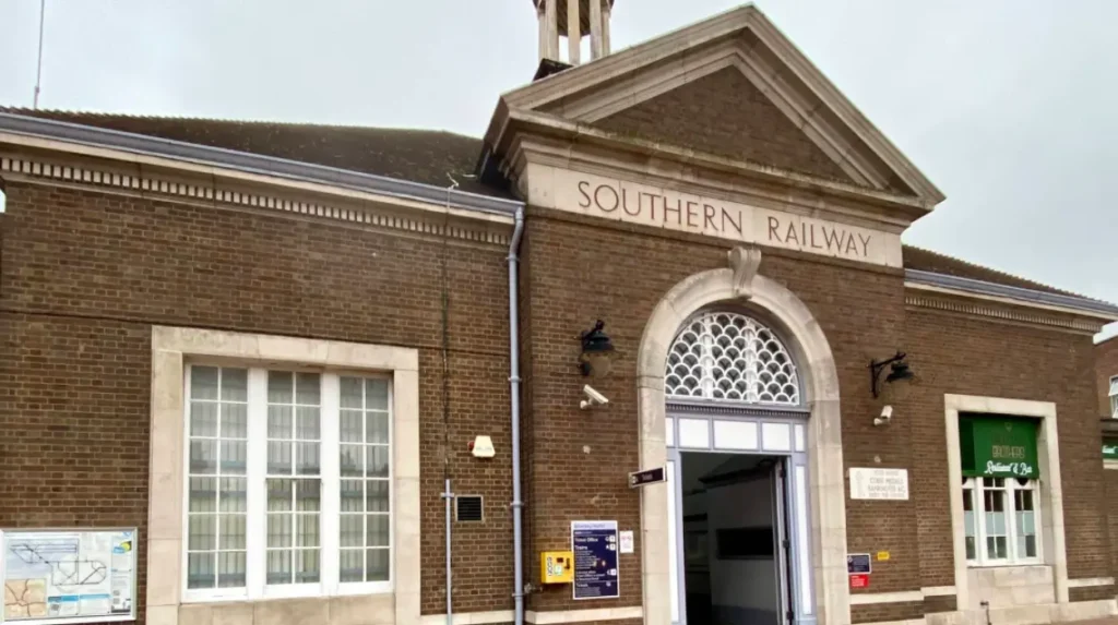 How can visitors navigate transport and logistics throughout Bromley borough?