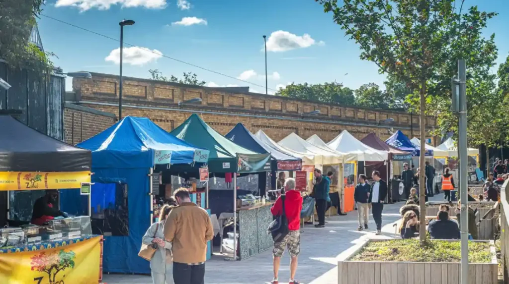 How should visitors plan a Lewisham itinerary?