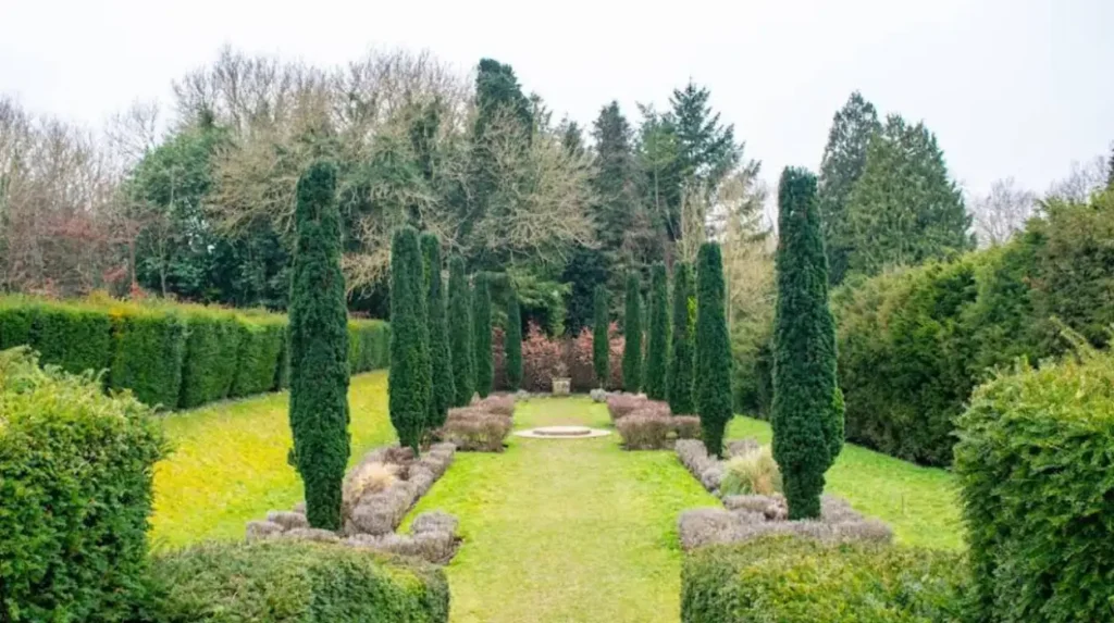 What are the top family attractions in Bromley for tourists?