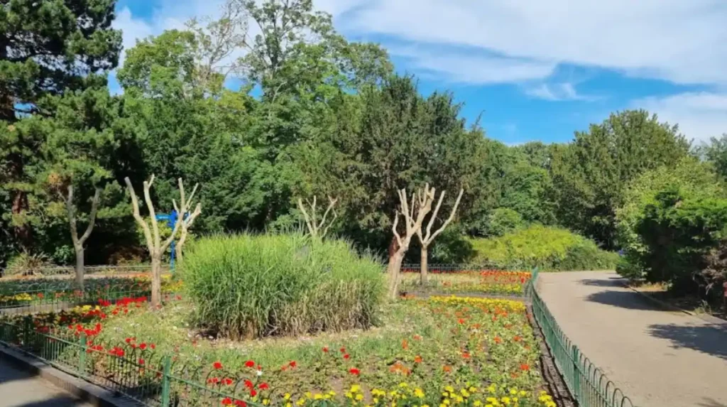 What facilities do Bromley's parks offer for family visitors?