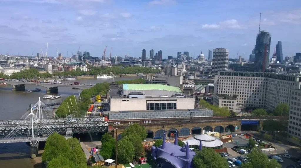 How can tourists plan a one-day or multi-day itinerary in Lambeth?