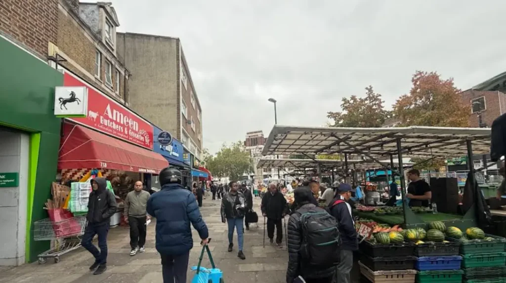 How can visitors connect with Lewisham’s nightlife and community pubs?