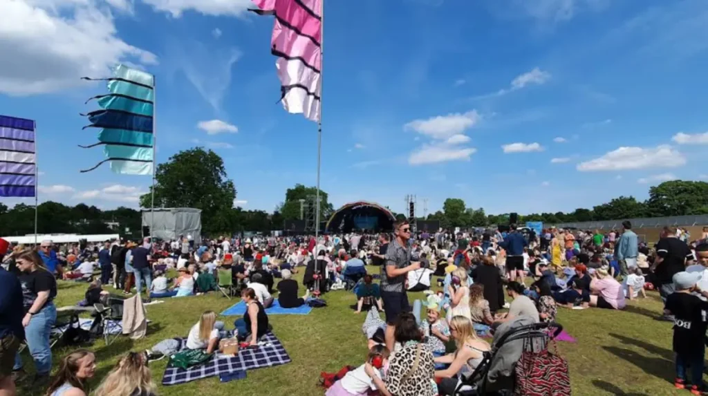 How do seasonal changes affect picnic conditions in Lambeth parks?