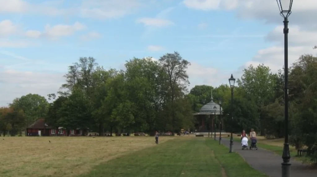 What are the best picnic spots in Lambeth for tourists and first-time visitors?