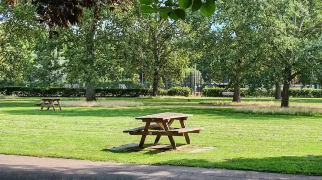 What are the main parks where tourists can experience nature in Lambeth?