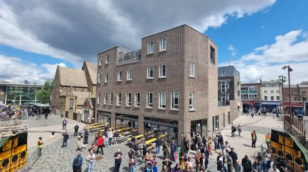 What is the historical background of Lewisham's markets and shopping districts?