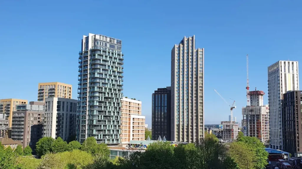 What work-friendly cafés and spaces support digital nomads in Lewisham?