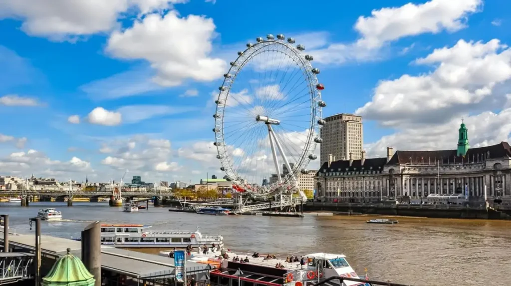 What Are the Main Attractions That Draw Visitors to Lambeth?