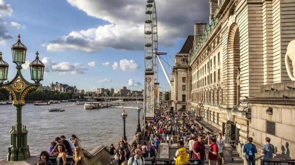 What are the best self-guided walking routes in Lambeth?