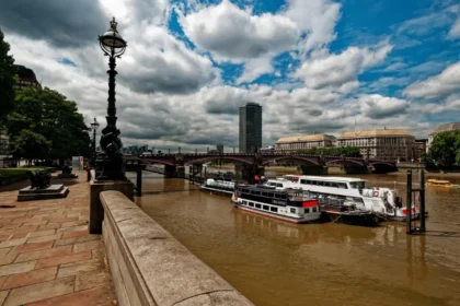 Where to Watch River Thames Traffic in Lambeth